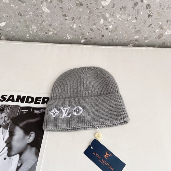 LV New autumn and winter woolen hat versatile, fashionable, warm, pearl letter knitted ear protection, winter cold hat