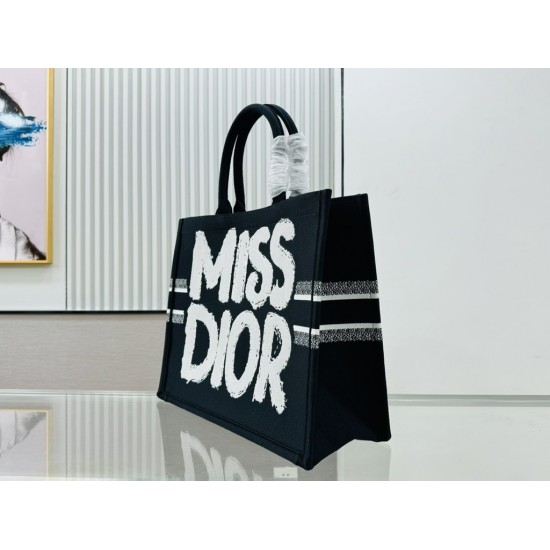 Dior New versatile single shoulder large capacity tote bag, mommy cartoon tote bag, outdoor travel canvas bag