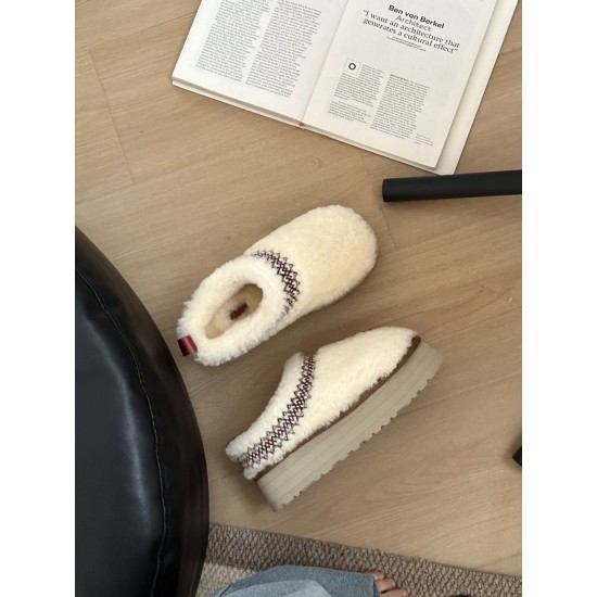 UGG Embroidered thick soled woolen slippers Ethnic style fur integrated warm snow boots