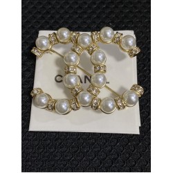 Chanel Bamboo style 8 pearl inlaid diamond double C brooch