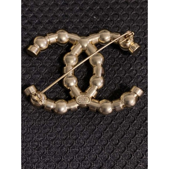 Chanel Bamboo style 8 pearl inlaid diamond double C brooch