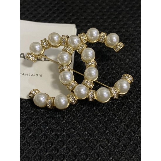 Chanel Bamboo style 8 pearl inlaid diamond double C brooch