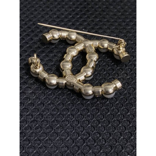 Chanel Bamboo style 8 pearl inlaid diamond double C brooch