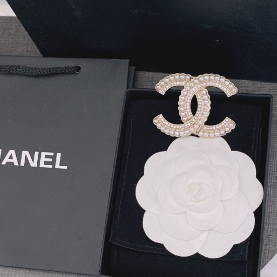 Chanel Pearl full diamond brooch